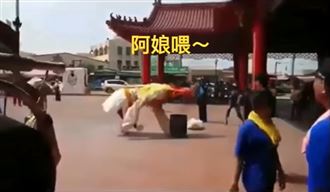 七爺炸飛神轎燒光　陣頭凸槌網友笑翻
