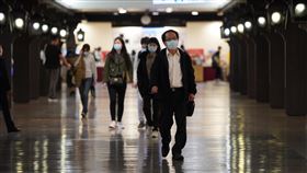助業者紓困　經濟部研議振興抵用券（1）武漢肺炎疫情延燒衝擊各產業，經濟部為鼓勵民眾在疫情穩定後外出旅遊及在地消費，並帶動產業復甦，擬配合國民旅遊住宿方案推出「振興抵用券」，協助業者紓困。圖為民眾4日行經台北站前地下街藝文西廣場時，皆不忘戴著口罩。中央社記者徐肇昌攝　109年3月4日
