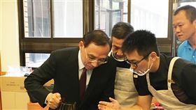 台東戒治所咖啡廳  受刑人當幹部學經營法務部矯正署台東戒治所經營的「武陵咖啡廳」是全台第一家試行由受刑人參與管理、經營的咖啡廳，受刑人幹部26日在法務部展現專業手藝，並指導法務部長蔡清祥（左1）沖泡咖啡。中央社記者蕭博文攝  108年6月26日