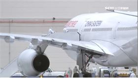 ▲滯留武漢返台首批包機