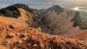 火炎山紅土礫石　宛如西遊記故事情景苗栗縣三義鄉火炎山108年獲網路票選「台灣百大必訪步道」第1名，地質構造由巨厚礫石層組成，因透水性良好，加上多年來雨水沖刷、侵蝕，形成落差高達數百公尺的山谷、峰溝，宛如西遊記故事中的火炎山真實呈現。（民眾提供）中央社記者管瑞平傳真　109年3月5日