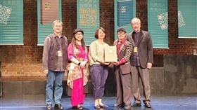 籌編人林采霖(左2)、執編人楊宗魁(左1)、審編人林磐聳(右1)及總顧問楊夏蕙(右2)代表致贈文化部套書。（圖／中華民國美術設計協會提供）