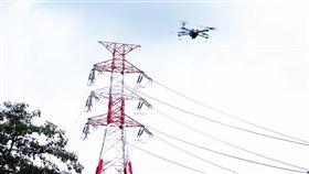 台電出新招　出動無人機巡檢電塔台電2019年首度導入「無人機」，運用科技巡檢電塔，並搭配自動化監測設備，台電人員可以即時掌握電塔狀態。（台電提供）中央社記者蔡芃敏傳真　109年1月13日