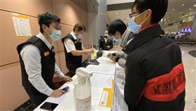 桃機防疫車隊首日  8成3檢疫旅客由親友接離桃園國際機場公司5日統計，防疫車隊上路首日從桃園機場入境、需居家檢疫的旅客中，約有8成3由親友接離或自行駕離，使用長、短程防疫車隊載送比例，各不到1成。中央社記者邱俊欽桃園機場攝　109年3月5日