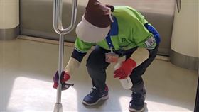 武漢肺炎防疫  高捷每車次消毒乘客握把因應武漢肺炎疫情，高雄捷運落實防疫工作，每車次消毒乘客握把。（高捷提供）中央社記者王淑芬傳真  109年3月4日
