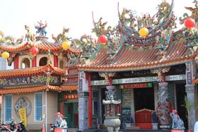 武漢肺炎疫情升溫，許多大型廟會取消或延期。但台南創立逾400年的新化保生大帝廟今天宣布舉辦鎮殿大道公祖首度出巡祈福活動。廟方強調沒有陣頭參與，僅少數志工隨行。