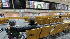 疫情衝擊桃機  旅運量單日未達2萬人次武漢肺炎疫情蔓延，桃園機場從今年初以來旅客量不斷下探，移民署5日表示，桃園機場4日入出境旅客量為1萬7906人次，為去年12月底武漢肺炎疫情傳出後，首度未達2萬人次。中央社記者邱俊欽桃園機場攝　109年3月5日