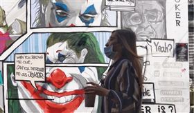 武漢肺炎蔓延全球，許多國家紛紛掀起「口罩之亂」，進而開始限制醫療用品出口，而台灣早自1月24日起便管制口罩出口，防疫措施領先全球。圖為台北民眾戴口罩防疫。