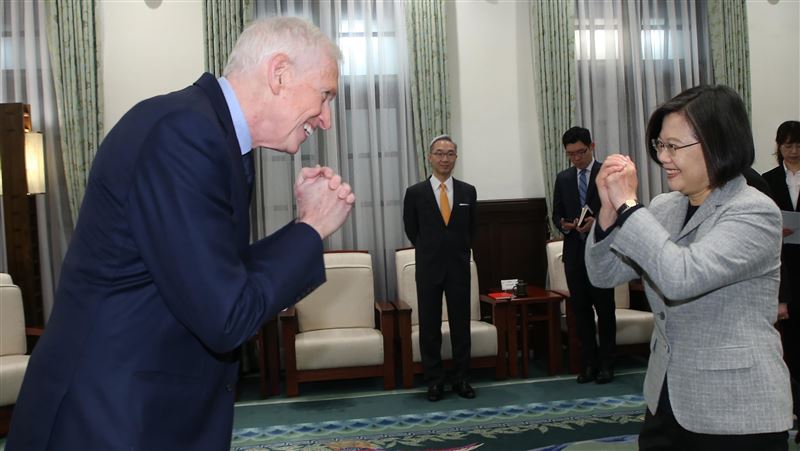 因應疫情　總統接見訪賓拱手不握手