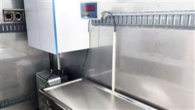 新竹縣偏鄉缺乏動物醫院，難以提供犬貓絕育服務，新竹縣長楊文科今天表示，家畜疾病防治所購置動物絕育車，將深入鄉鎮加強犬貓絕育工作，減少流浪犬貓數量，維護居住安全。