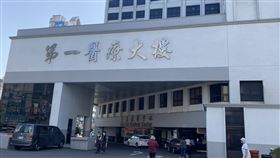 奇美醫院陪探病新制9日起實施武漢肺炎疫情延燒，奇美醫學中心將從3月9日起實施每名病人限1人陪病、2人探病，每名探病者限30分鐘的陪探病新制。陪病者發給陪伴證，探病者發給訪客證，都會由院方登錄資料建檔。（奇美醫學中心提供）中央社記者楊思瑞台南傳真  109年3月5日