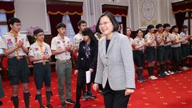 總統接見全國童軍代表（1）總統蔡英文（前）5日上午在總統府接見全國童軍代表，感謝童軍夥伴配合防疫工作，取消或延後一些大型活動，為防疫工作發揮正面影響力。中央社記者鄭傑文攝　109年3月5日