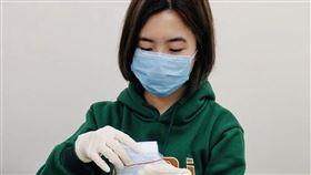 文大碩班考試防疫備戰　募口罩供試務人員使用因應武漢肺炎疫情，文化大學募集口罩，並依藥局藥師分裝的作業流程，提供給協助碩士班入學考試的試務人員。（文化大學提供）中央社記者許秩維傳真　109年3月5日
