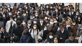 武漢肺炎疫情蔓延全球，日本政府為了阻止疫情擴大，針對來自中國、韓國的入境人士進行為期2週的隔離。圖為東京新宿街頭的民眾。（共同社提供）