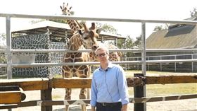 AIT高雄分處長介紹長頸鹿。（圖／翻攝自美國在台協會 AIT臉書專頁）