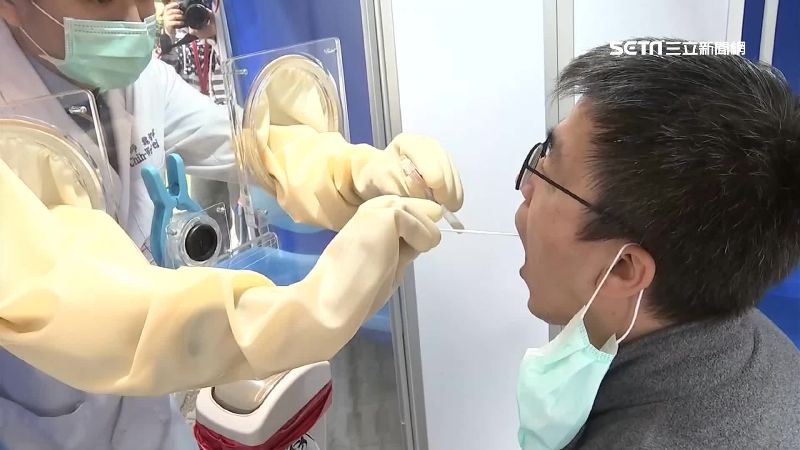 病毒肉搏戰　移動屏風成採檢防疫新招