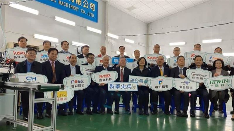 口罩國家隊提早交機　蔡英文現身打氣