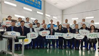 口罩國家隊提早交機　蔡英文現身打氣
