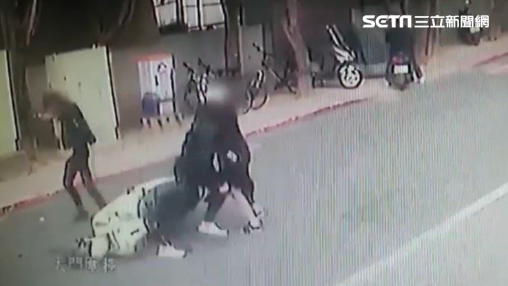蔡阿嘎遭鐵鎚打膝蓋　驚險16秒曝光
