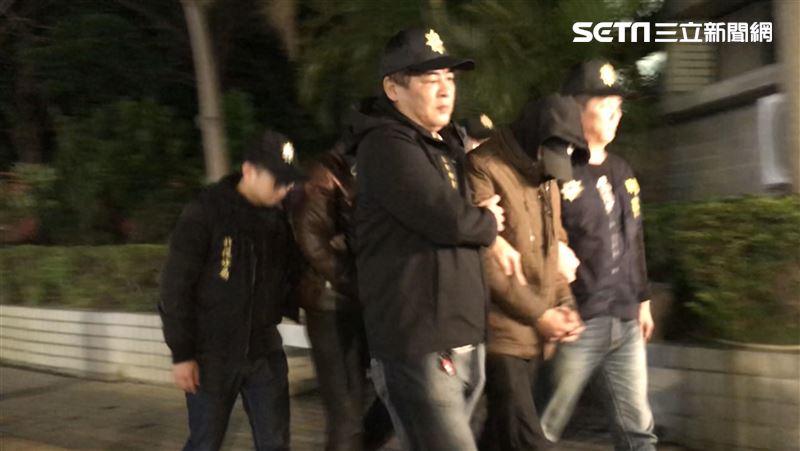 不滿蔡阿嘎改裝車講錯！他持鐵鎚狠敲