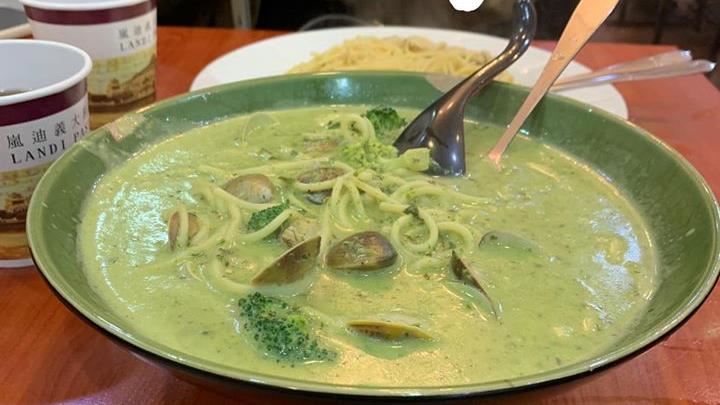 點義大利麵醬多　餐點上桌正妹秒看傻
