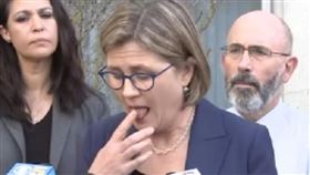  避免病毒入侵！美官員籲「別摸臉」下秒…舔手指被抓包（圖／翻攝自華盛頓郵報推特）