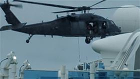 至尊公主號郵輪 直升機送檢疫包至尊公主號（The Grand Princess）郵輪於美西時間5日停在舊金山外海隔離，美國海岸防衛隊（The Coast Guard）以直升機低空遞送武漢肺炎檢測包到船上。（乘客蘇汪達（Suzanne Suwanda）提供）中央社記者周世惠舊金山傳真  109年3月6日