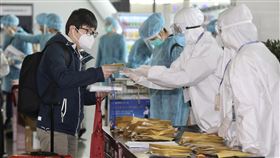 港府第2天派包機接載湖北港人港府5日連續第2天派包機到中國大陸湖北省，接載部分滯留當地的港人回港，圖為港府人員在武漢天河機場安排港人登機。（港府新聞處提供）中央社記者張謙香港傳真　109年3月5日