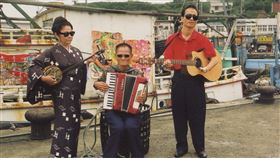 高嶺剛作品夢幻琉球曾拍攝台灣第12屆台灣國際紀錄片影展（TIDF）5日公布焦點專題，將播映導演高嶺剛6部重要作品，其中1998年的作品「夢幻琉球」曾在台灣取景，並邀請歌手金門王（右）、李炳輝（中）等人客串演出。（TIDF提供）中央社記者陳秉弘傳真　109年3月5日