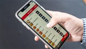 疫情波及餐飲業 外送外帶突圍疫情波及餐飲業，武漢肺炎疫情1月下旬在台出現，對於餐飲業的影響在2月逐漸顯現，多家餐飲品牌或飯店積極突圍，推出外送或外帶服務。中央社記者江明晏攝 109年3月5日