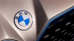 ▲BMW i4概念車採用新廠徽。（圖／翻攝BMW網站）