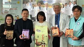 部立嘉義醫院醫護人員每日忙著武漢肺炎防疫工作，承受巨大壓力，嘉義市長黃敏惠今天到院鼓勵防疫英雄，現場也有食品業者捐600包乾拌麵，為辛苦的醫護人員加油打氣。