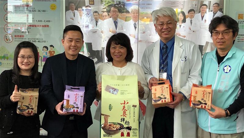 防疫人員壓力大　黃敏惠送暖捐物打氣