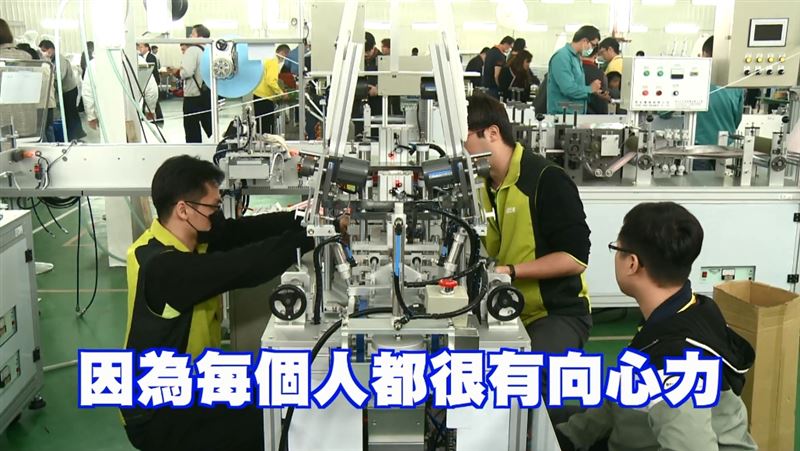 天天加班趕製　民眾暖舉謝口罩國家隊