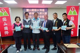 武漢肺炎疫情延燒，口罩需求居高不下。台南市有企業家自澳洲購回6萬個口罩，將於8日在水萍塭公園發放；另外，還有塗鴉藝術家發起塗鴉為防疫人員打氣就送口罩活動。