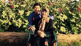 維吾爾人約麥爾．艾木杜拉與母親旅土耳其維吾爾人約麥爾．艾木杜拉與家人失聯兩年，最近錄製家庭離散的證言。圖為他（後）與母親（前）2015年訪沙烏地阿拉伯。（約麥爾．艾木杜拉提供）中央社記者何宏儒伊斯坦堡傳真  109年3月6日