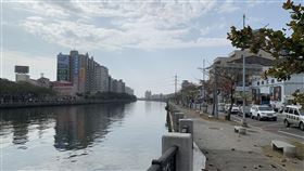 府城開台後，逐漸在安平區及中西區形成聚落，這兩個舊城區是台南文化的核心，中國城被夷平蛻變成河樂廣場後，也讓雙核心無縫連結，從舊市區往安平遠眺，天際線夕陽就在眼前。