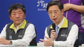 醫護手部清潔恐未落實釀群聚　張上淳：無責備中央流行疫情指揮中心專家諮詢小組召集人張上淳（右）日前表示，北部醫院武漢肺炎群聚感染可能來自醫護手部清潔未落實。張上淳5日晚間在台北出席記者會澄清，絕無責備之意，只是透過任何可能性避免類似事件再發生。中央社記者裴禛攝　109年3月5日