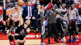 ▲哈登（James Harden）慘遭祖巴克（Ivica Zubac）顏扣。（圖／翻攝自快艇推特）