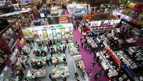 民眾參觀台北國際書展（2）「2019台北國際書展」16日進入第5天，不少民眾趁著週末假日前往台北世貿一館參觀，選購優惠書籍。中央社記者張新偉攝　108年2月16日