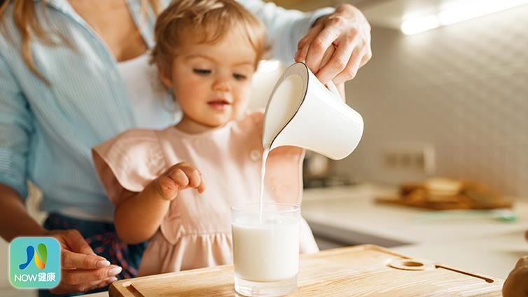 孩子喝全脂牛奶會變胖？研究破解迷思
