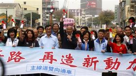 承載高雄南北交通近半世紀的中華地下道經連月填平作業，主線道今天雙向通車，市長韓國瑜上午前往剪綵受到民眾夾道熱情相迎，不過，罷韓團體則批評韓「收割前朝」有失厚道。