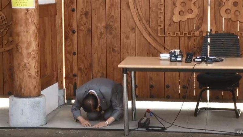 新天地教主下跪道歉　韓網紅揭陰謀論
