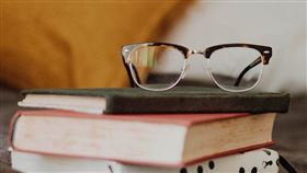 武漢肺炎疫情使社會瀰漫著恐慌和焦慮，張老師基金會執行長涂喜敏表示，民眾可以閱讀等方式遠離刺激源，避免過度恐慌。（示意圖／圖取自Unsplash圖庫）