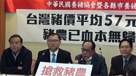 養豬團體陳情豬價低迷　立委跨黨派聲援籲紓困養豬團體6日前往立法院陳情毛豬批發價下跌影響豬農生計，立委跨黨派聲援。圖為國民黨立委李德維（左2）、陳超明（右2）及民進黨立委蘇震清（左）、台灣民眾黨立委張其祿（右）等人呼籲政府紓困。中央社記者范正祥攝　109年3月6日