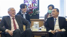 侯友宜與莫健會面（1）美國在台協會（AIT）主席莫健（前左）4日拜訪新北市長侯友宜（前右），侯友宜向莫健說明新北市防疫部署情形，並分享「內、外、夾、弓、大、立、腕」洗手口訣。（市府提供）中央社記者黃旭昇新北傳真　109年3月6日