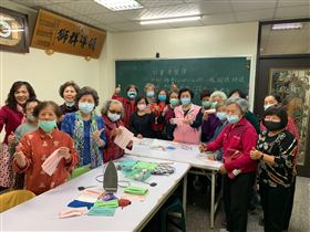 武漢肺炎疫情延燒，口罩成為生活必需品，台中市水噹噹關懷協會今天開課傳授20名長者動手做口罩外套，有製作布包的工廠也投入口罩套製作，女工們天天趕工直呼吃不消。