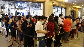 泰國民眾在指定地點內排隊等待買口罩