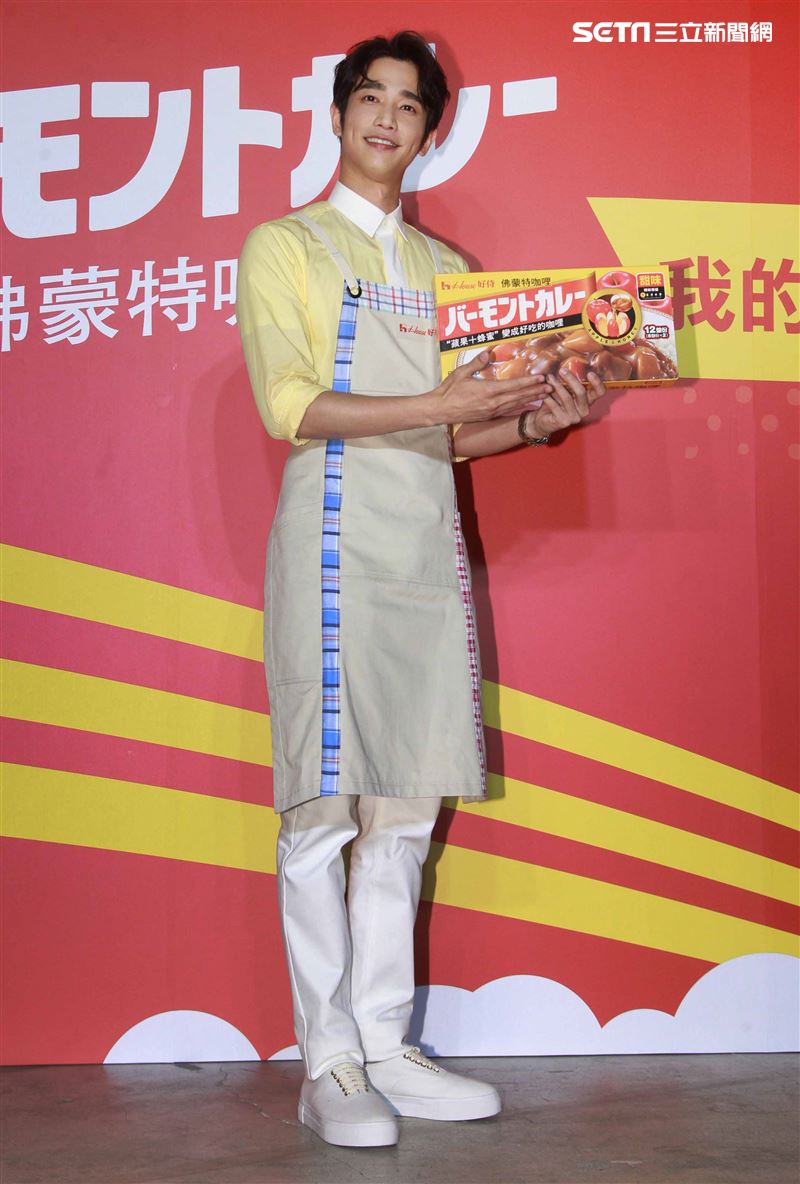 劉以豪情人節前夕化身咖理系男友大展浪漫，分享咖理料理秘方。（記者邱榮吉/攝影）