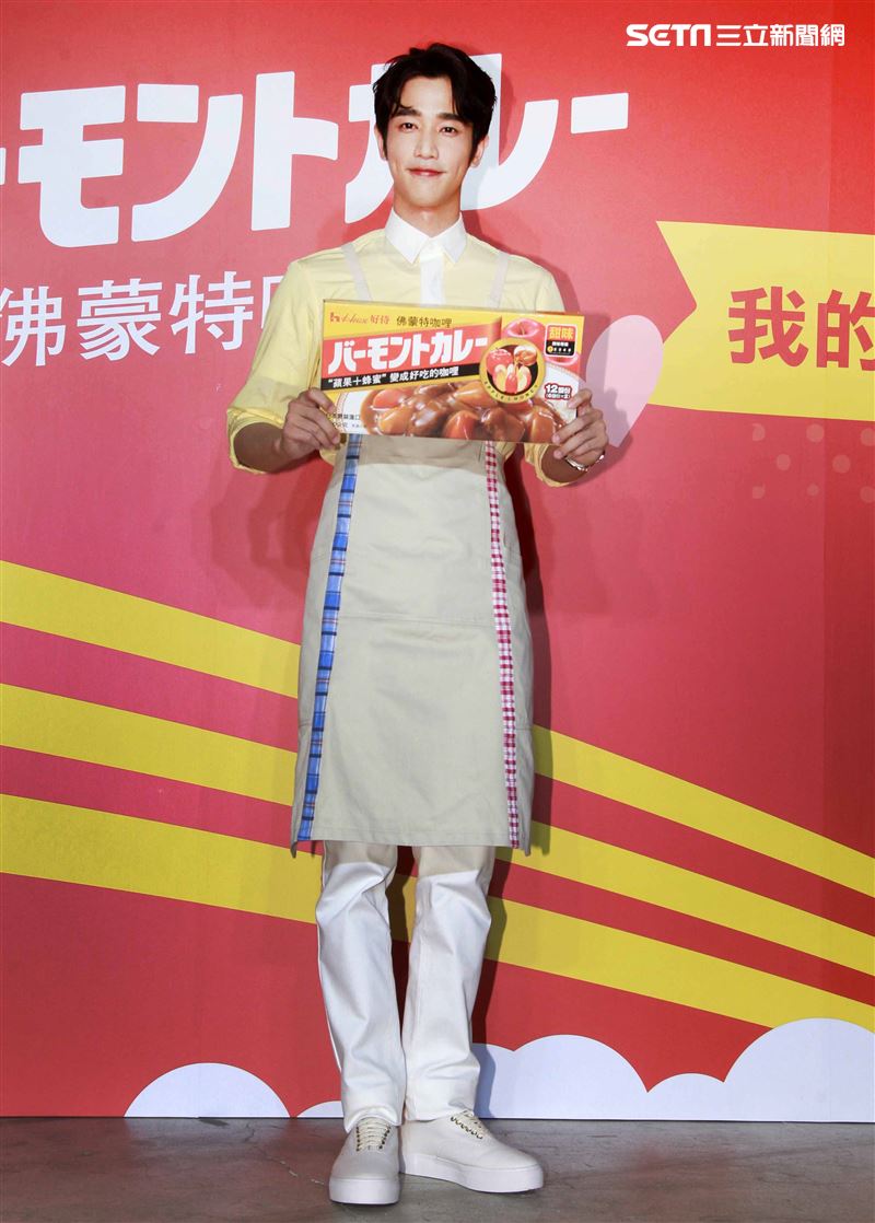 劉以豪情人節前夕化身咖理系男友大展浪漫，分享咖理料理秘方。（記者邱榮吉/攝影）